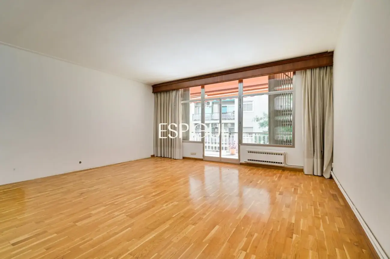 Spacious apartment for renovation for sale in the Sants neighbourhood