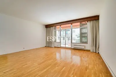 Spacious apartment for renovation for sale in the Sants neighbourhood