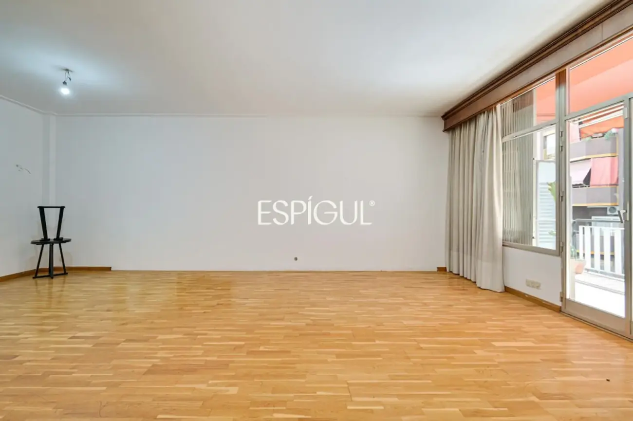 Spacious apartment for renovation for sale in the Sants neighbourhood