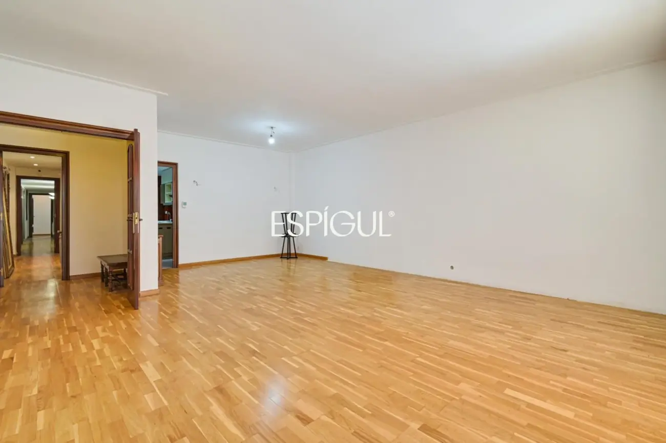 Spacious apartment for renovation for sale in the Sants neighbourhood