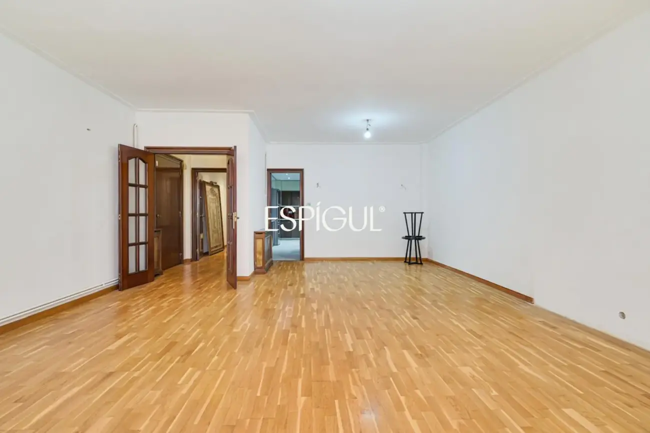 Spacious apartment for renovation for sale in the Sants neighbourhood