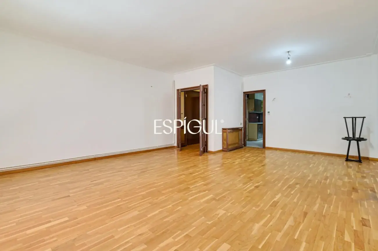 Spacious apartment for renovation for sale in the Sants neighbourhood