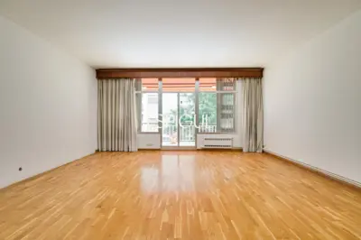 Spacious apartment for renovation for sale in the Sants neighbourhood