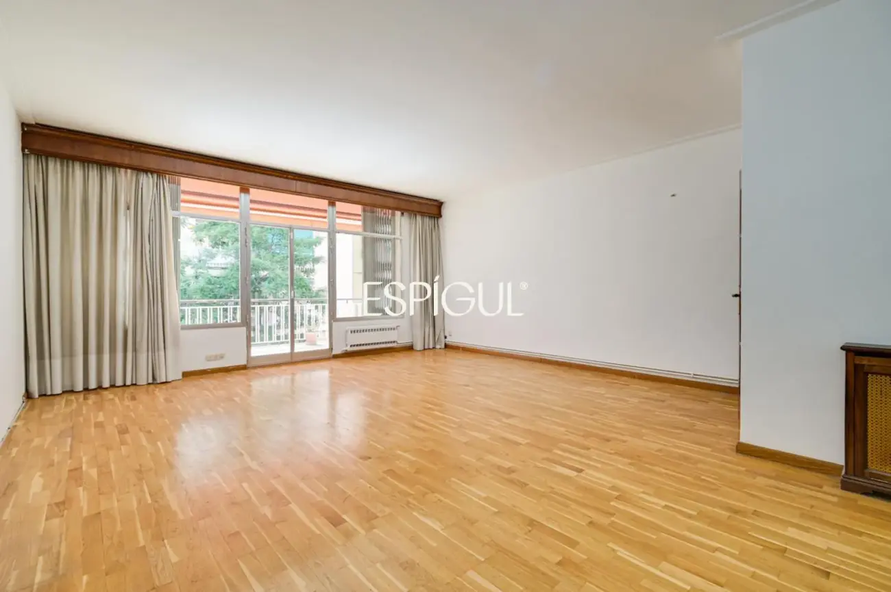 Spacious apartment for renovation for sale in the Sants neighbourhood