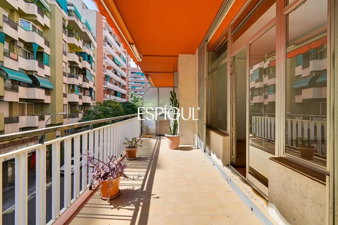Spacious apartment for renovation for sale in the Sants neighbourhood