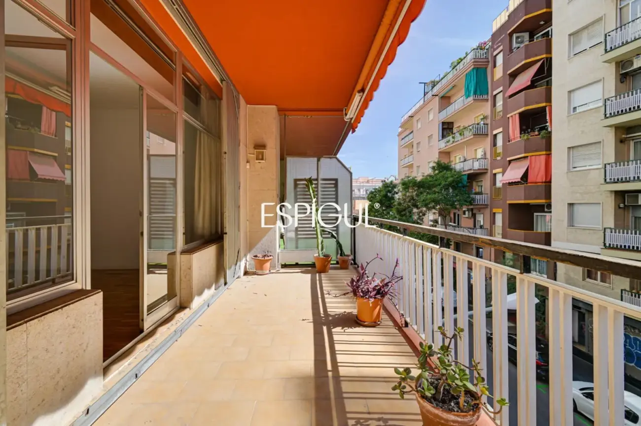 Amplio piso a reformar en venta en barrio de Sants