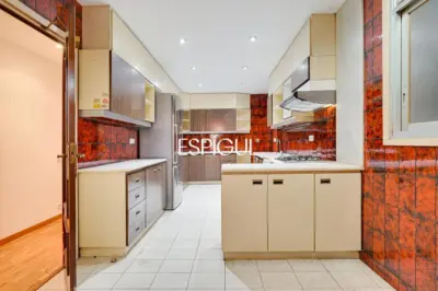 Spacious apartment for renovation for sale in the Sants neighbourhood