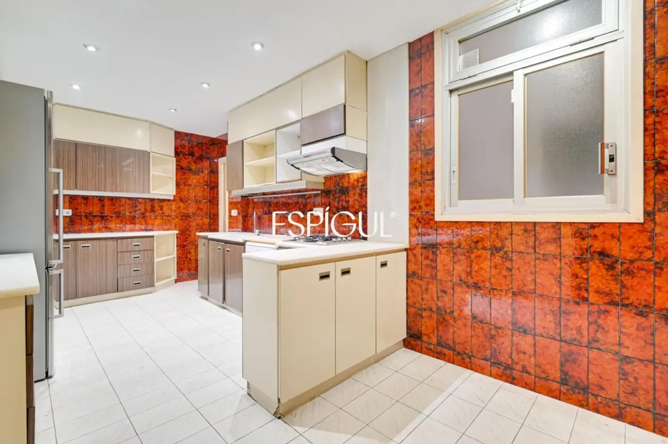 Spacious apartment for renovation for sale in the Sants neighbourhood