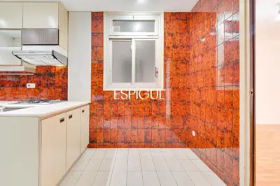 Spacious apartment for renovation for sale in the Sants neighbourhood