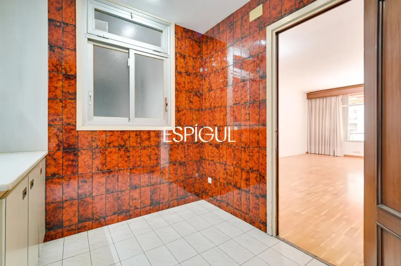 Spacious apartment for renovation for sale in the Sants neighbourhood