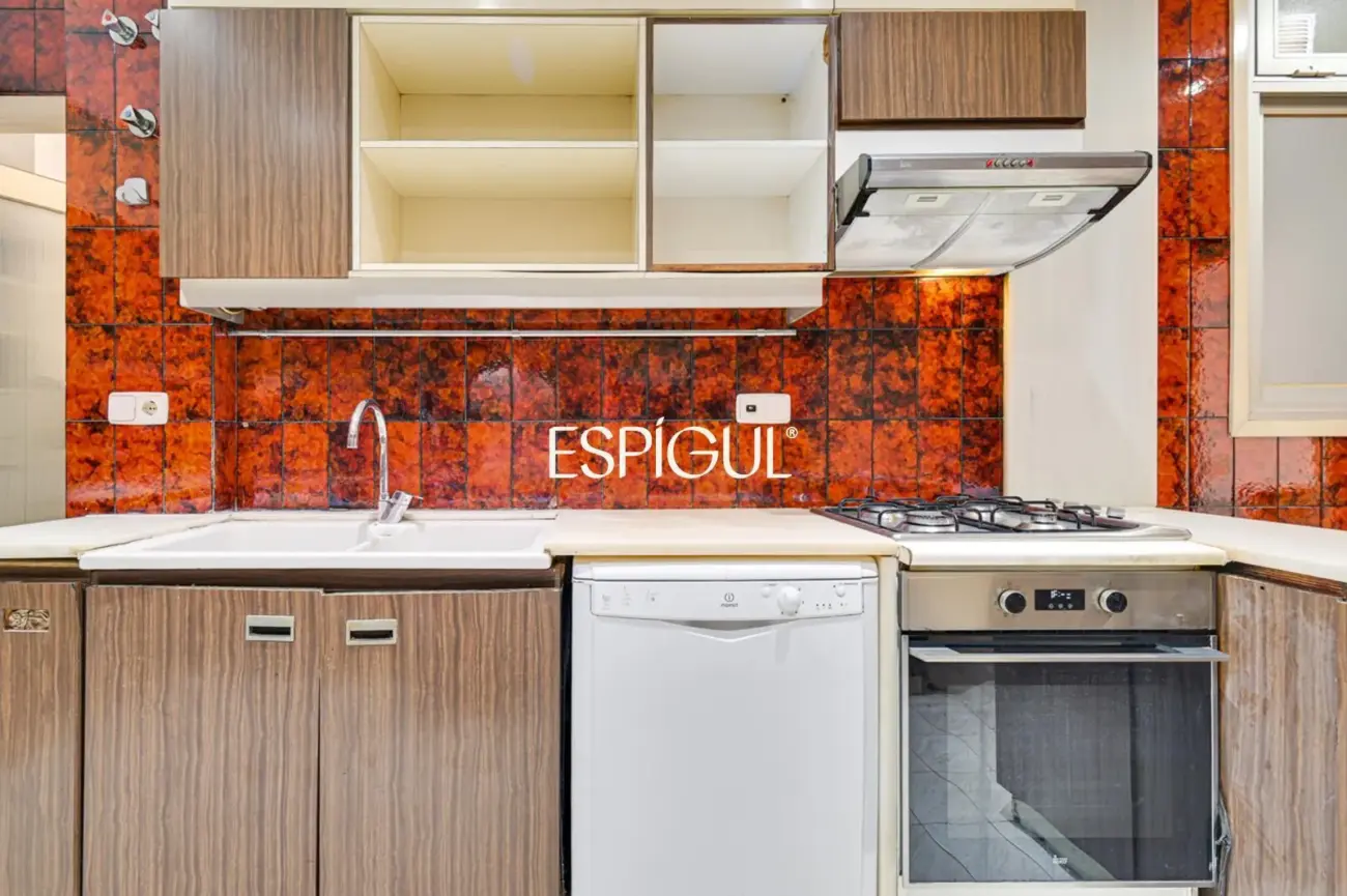 Spacious apartment for renovation for sale in the Sants neighbourhood