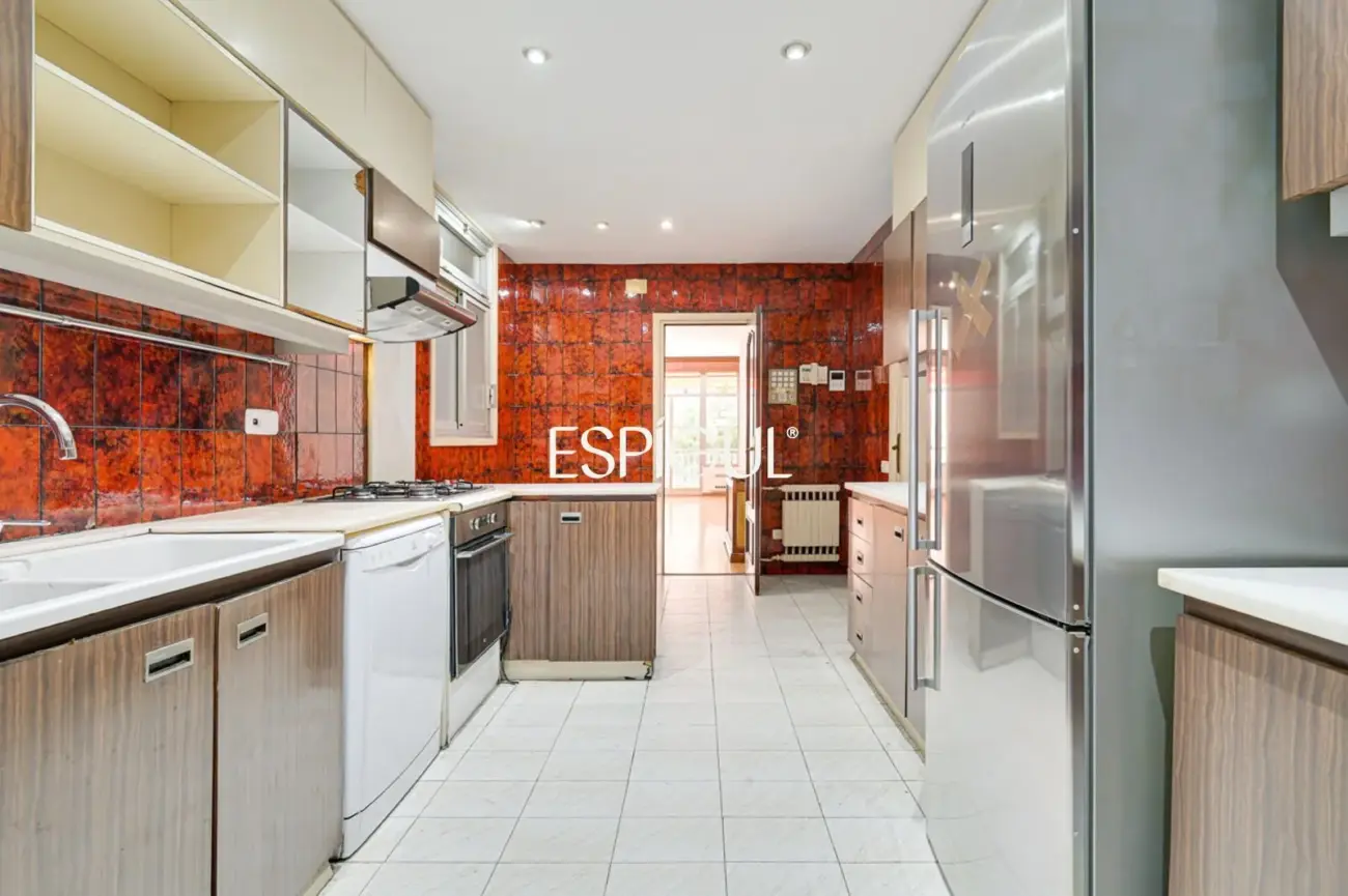 Spacious apartment for renovation for sale in the Sants neighbourhood