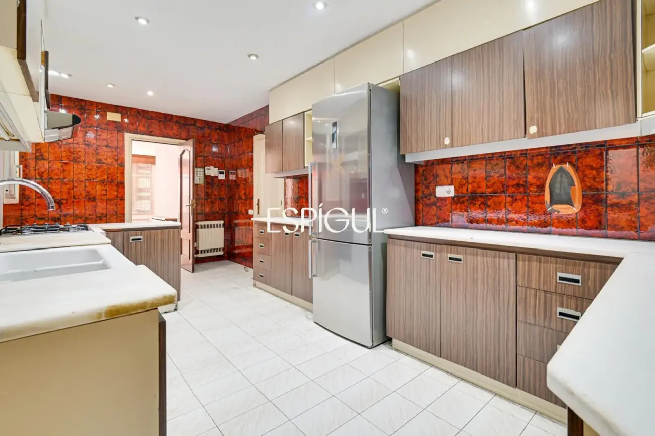 Spacious apartment for renovation for sale in the Sants neighbourhood
