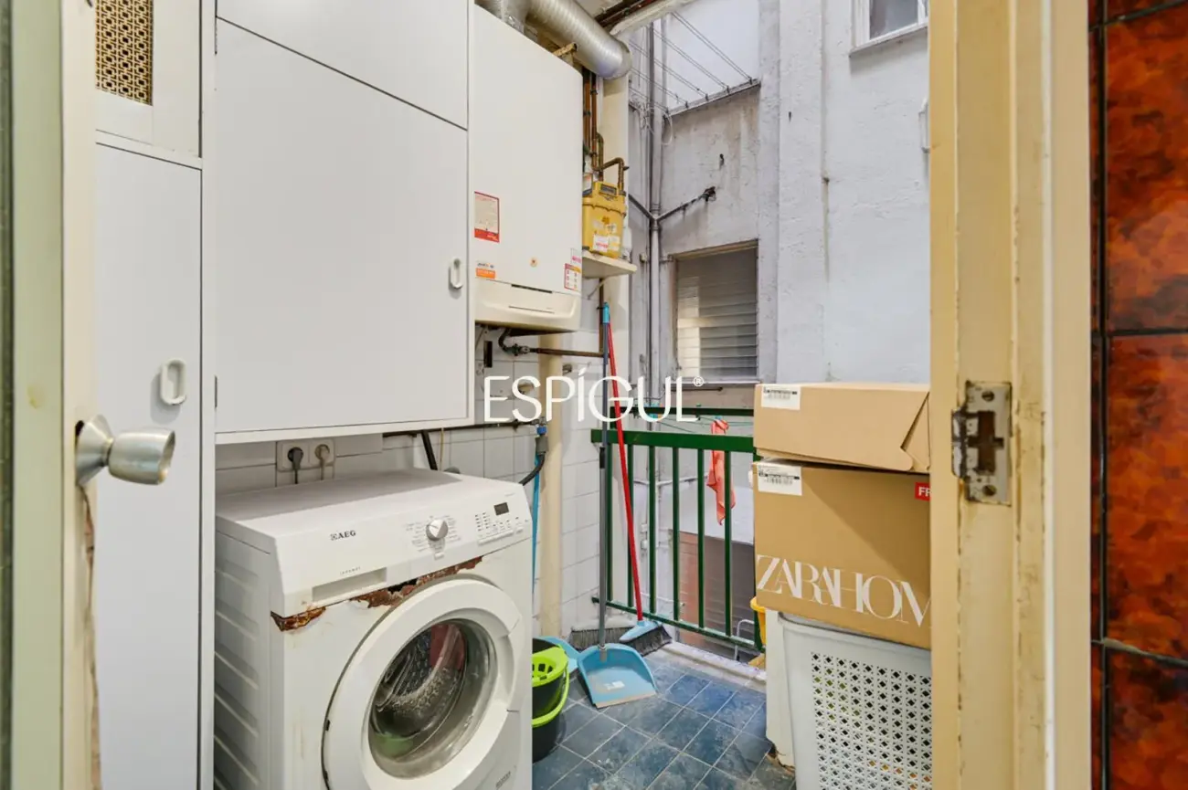 Spacious apartment for renovation for sale in the Sants neighbourhood