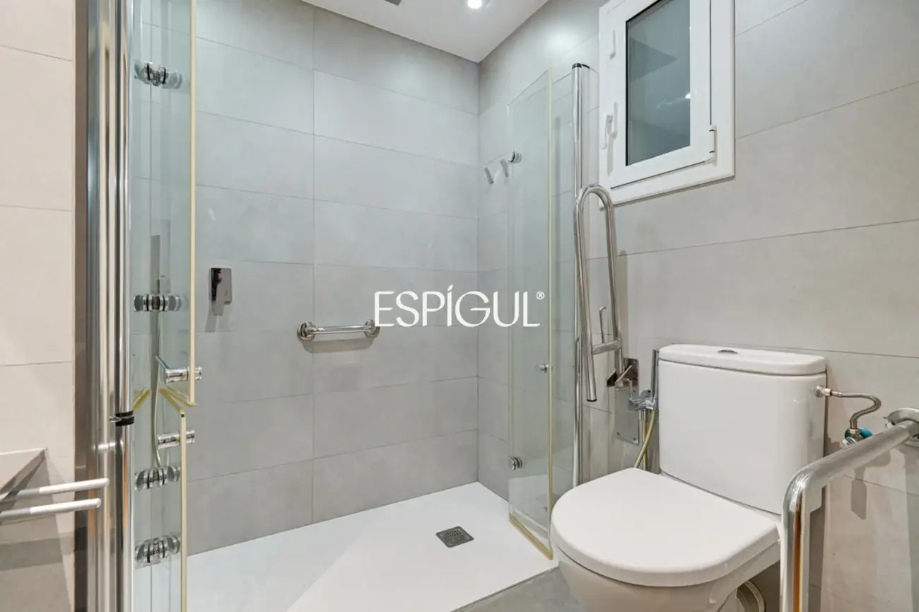 Spacious apartment for renovation for sale in the Sants neighbourhood