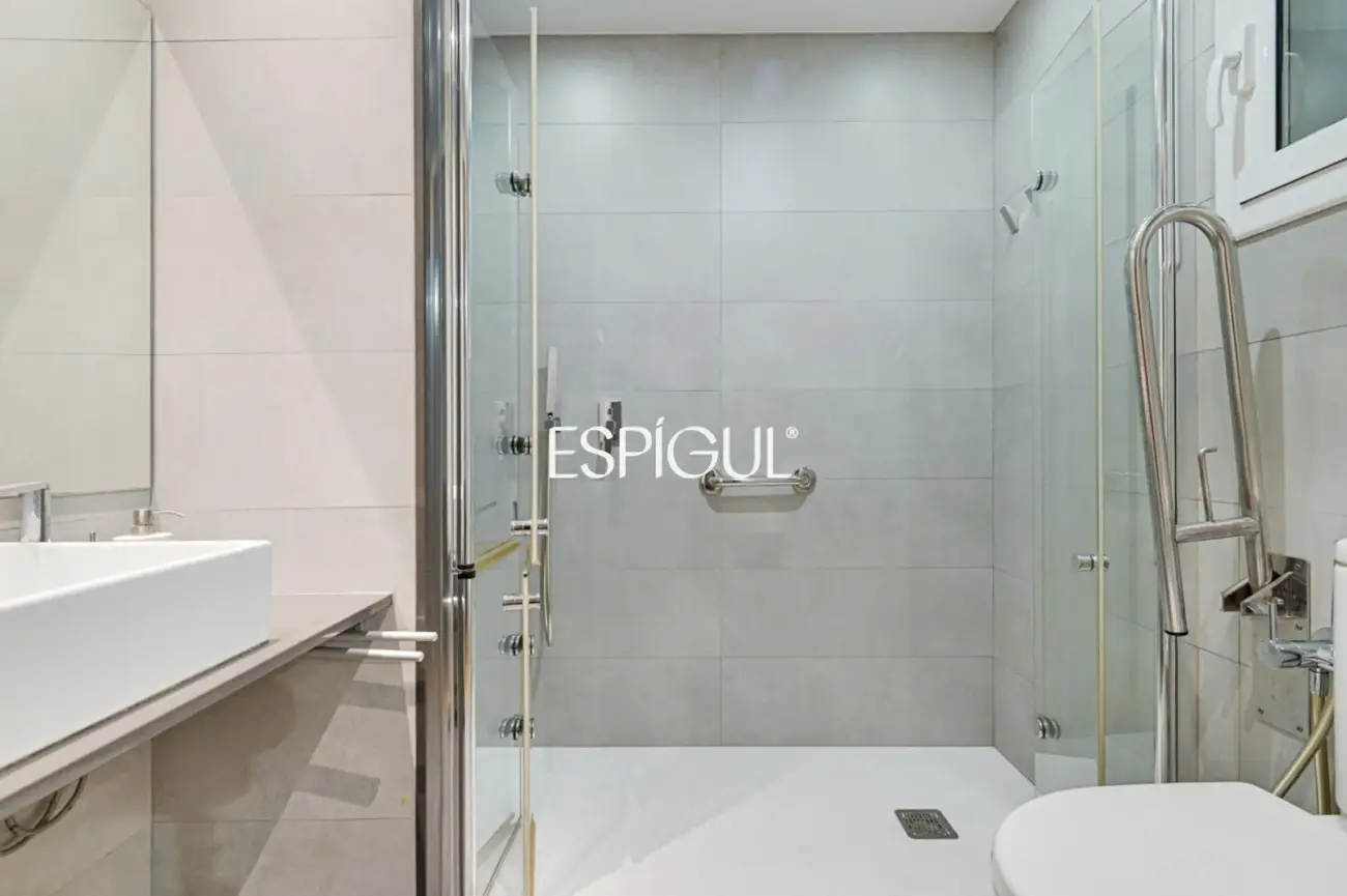 Spacious apartment for renovation for sale in the Sants neighbourhood
