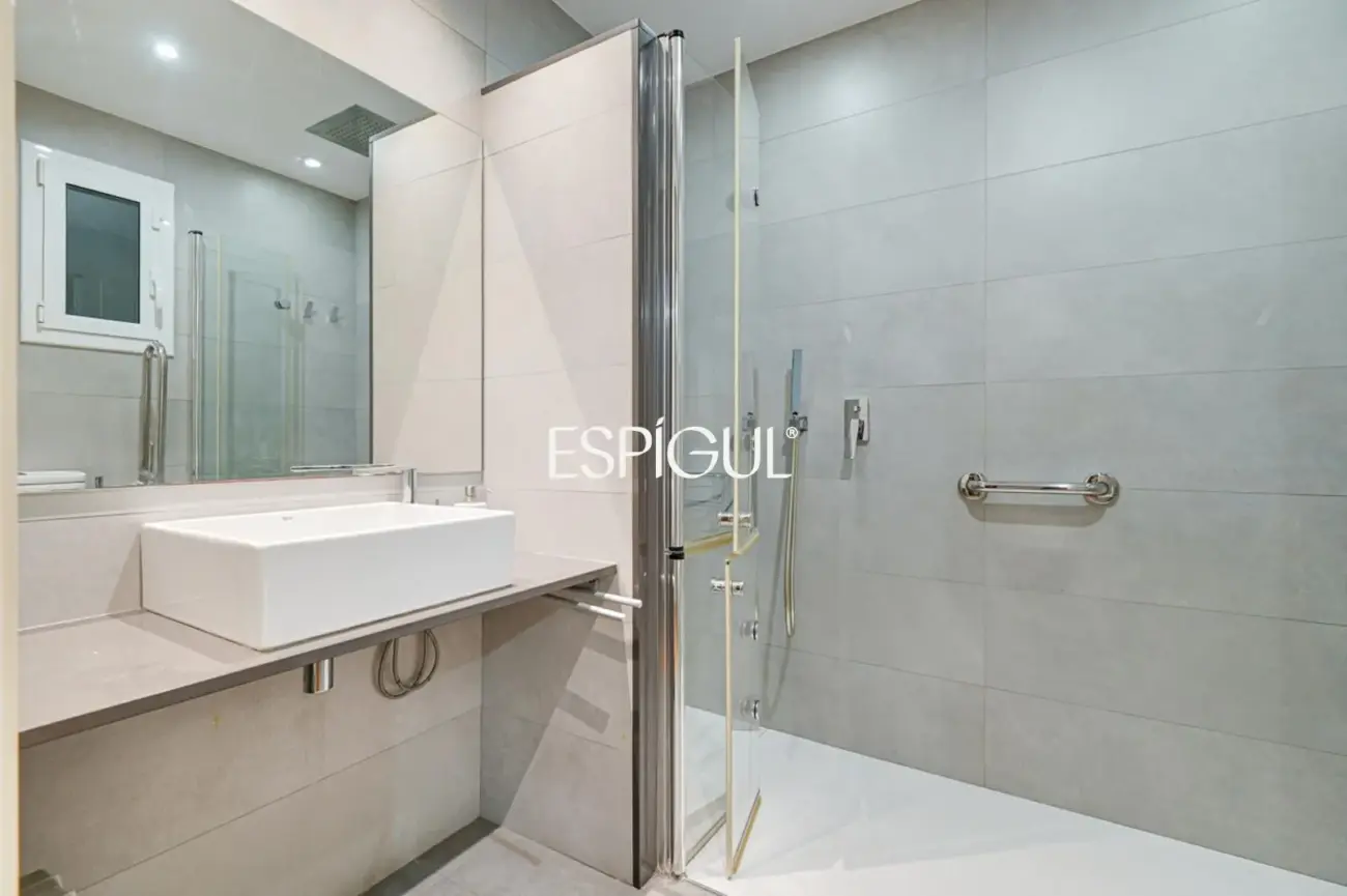 Spacious apartment for renovation for sale in the Sants neighbourhood