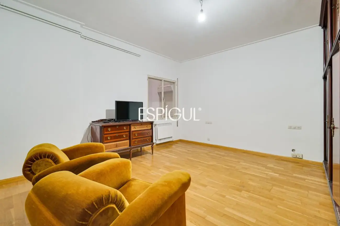 Spacious apartment for renovation for sale in the Sants neighbourhood