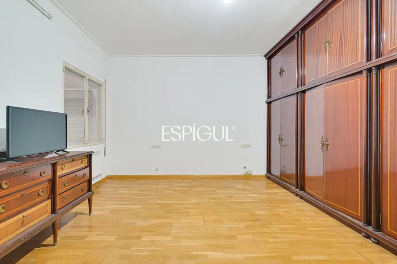 Spacious apartment for renovation for sale in the Sants neighbourhood