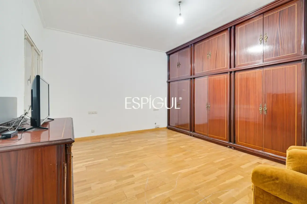 Spacious apartment for renovation for sale in the Sants neighbourhood