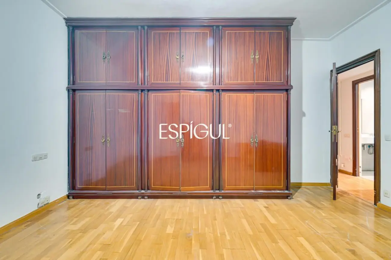 Spacious apartment for renovation for sale in the Sants neighbourhood