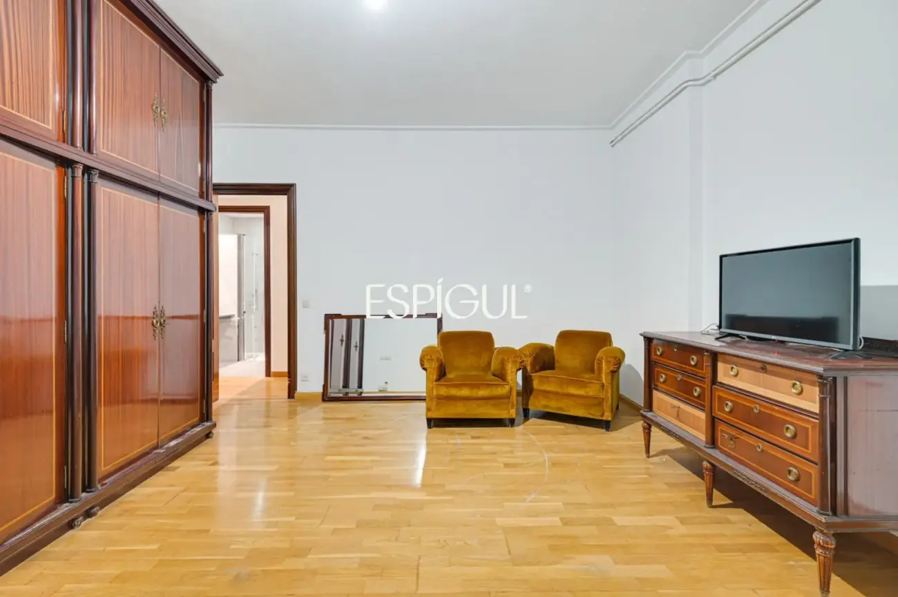 Spacious apartment for renovation for sale in the Sants neighbourhood