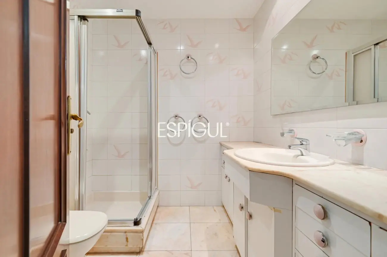 Spacious apartment for renovation for sale in the Sants neighbourhood