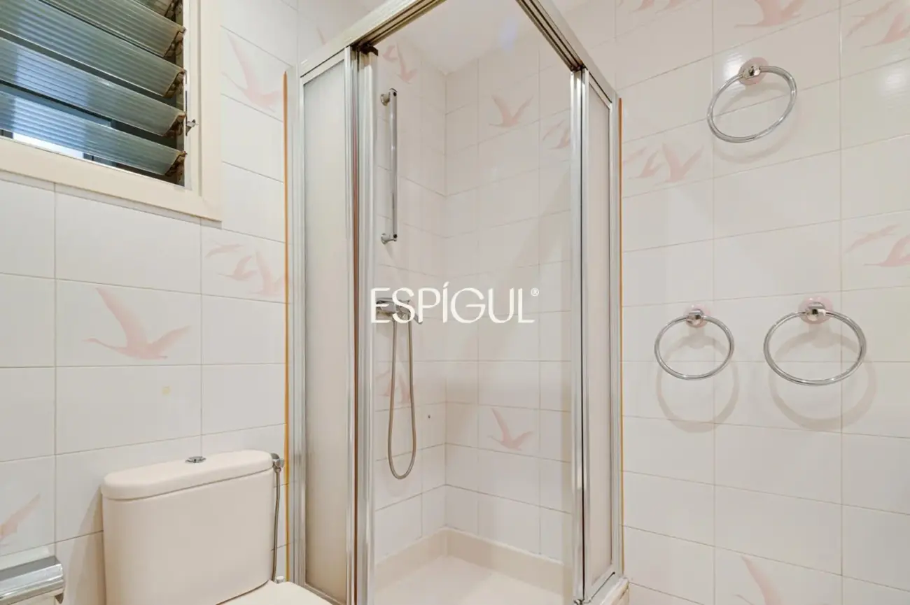 Spacious apartment for renovation for sale in the Sants neighbourhood