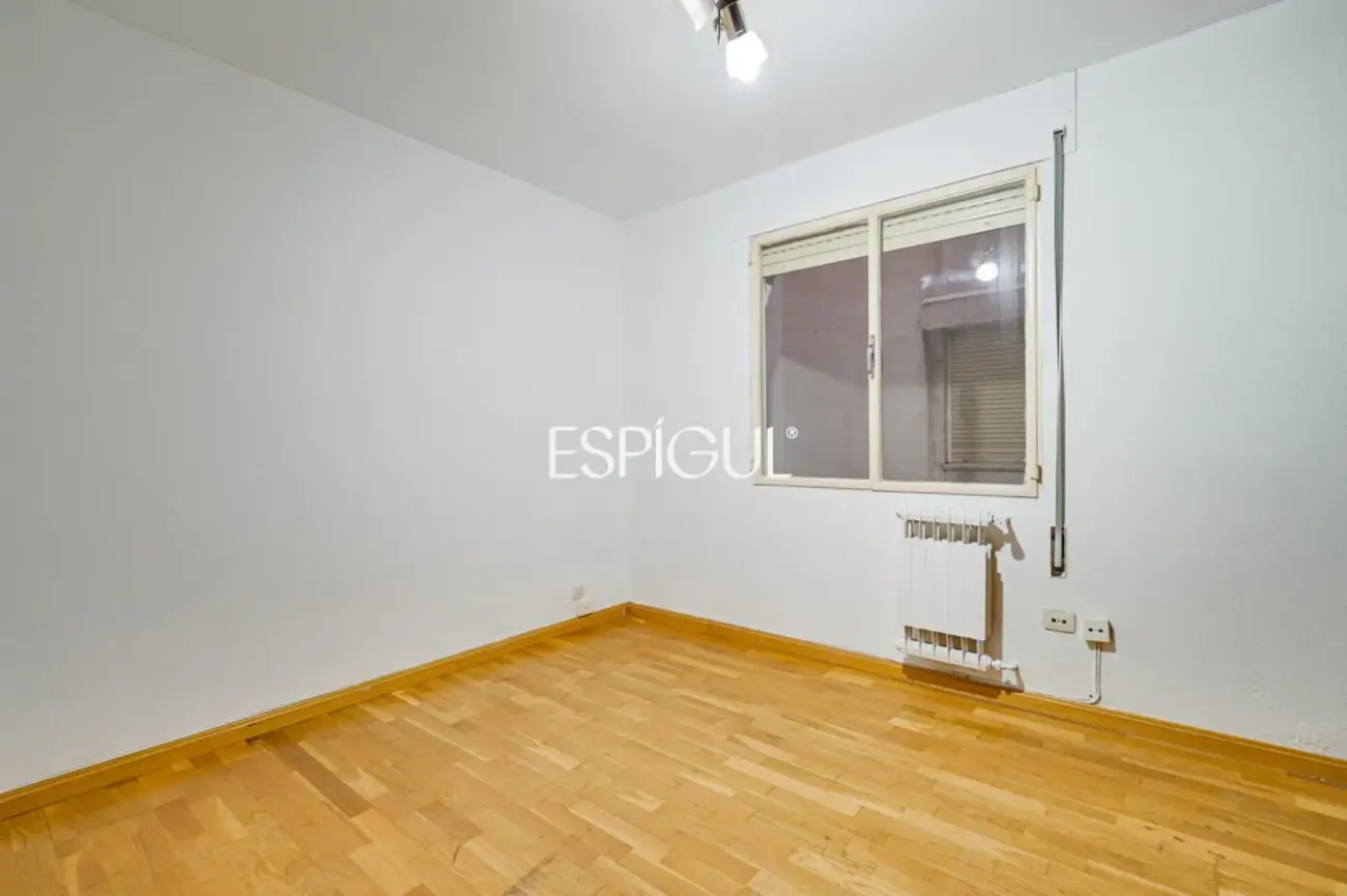 Spacious apartment for renovation for sale in the Sants neighbourhood