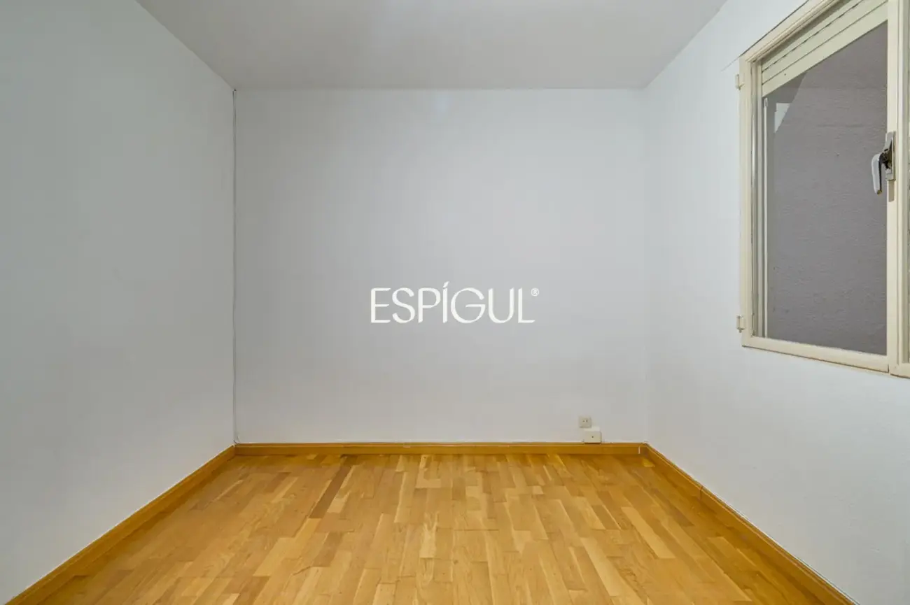Spacious apartment for renovation for sale in the Sants neighbourhood
