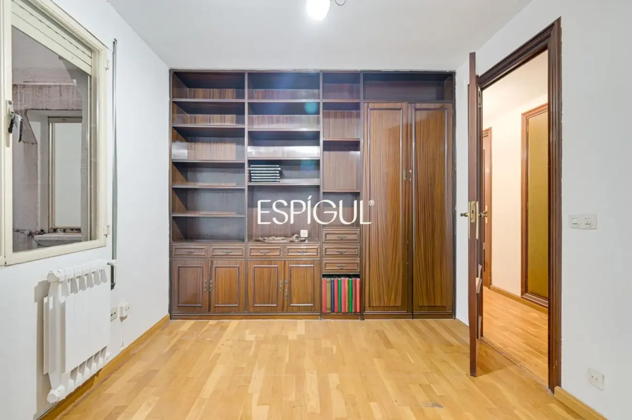 Spacious apartment for renovation for sale in the Sants neighbourhood