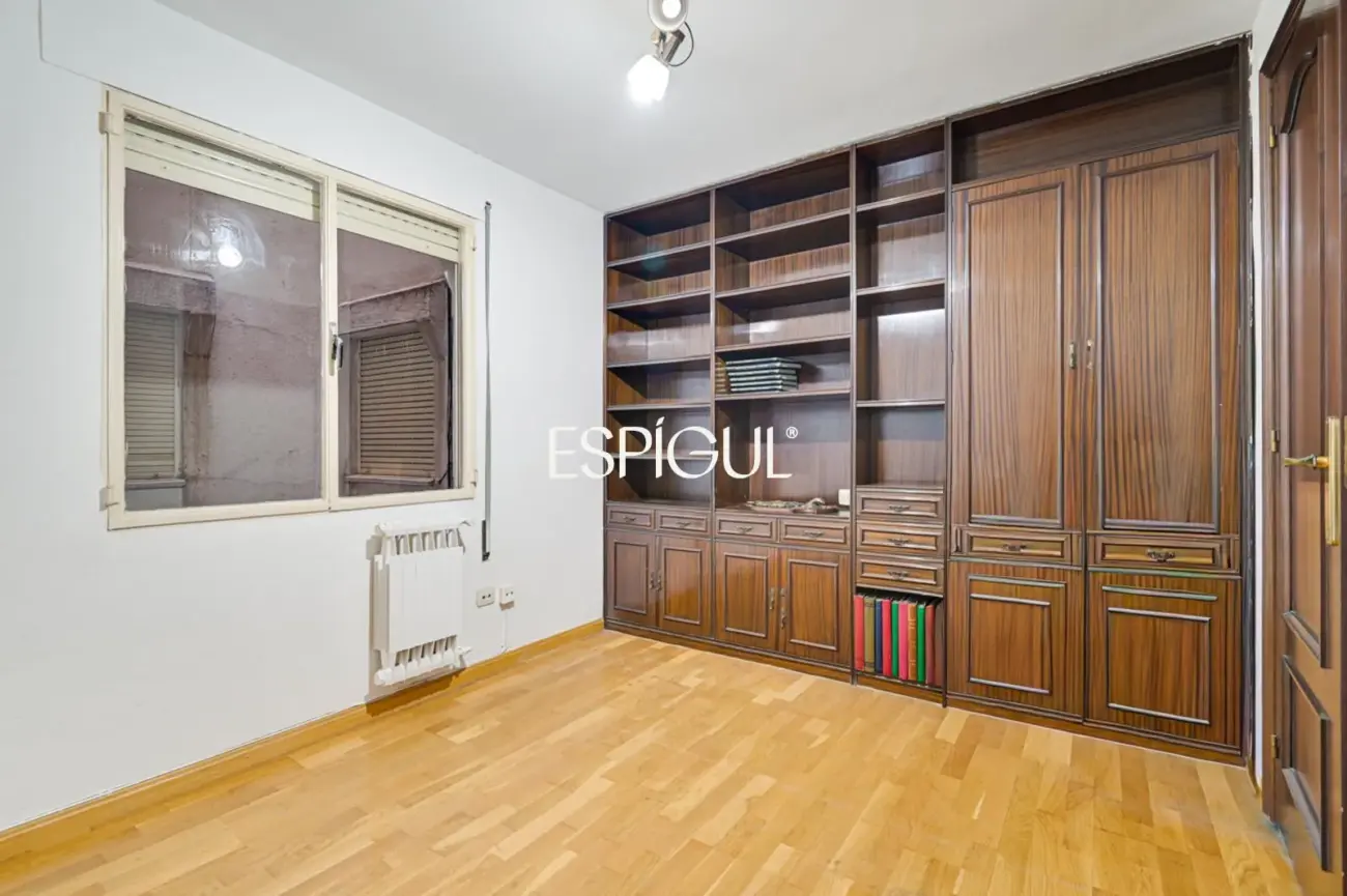 Spacious apartment for renovation for sale in the Sants neighbourhood