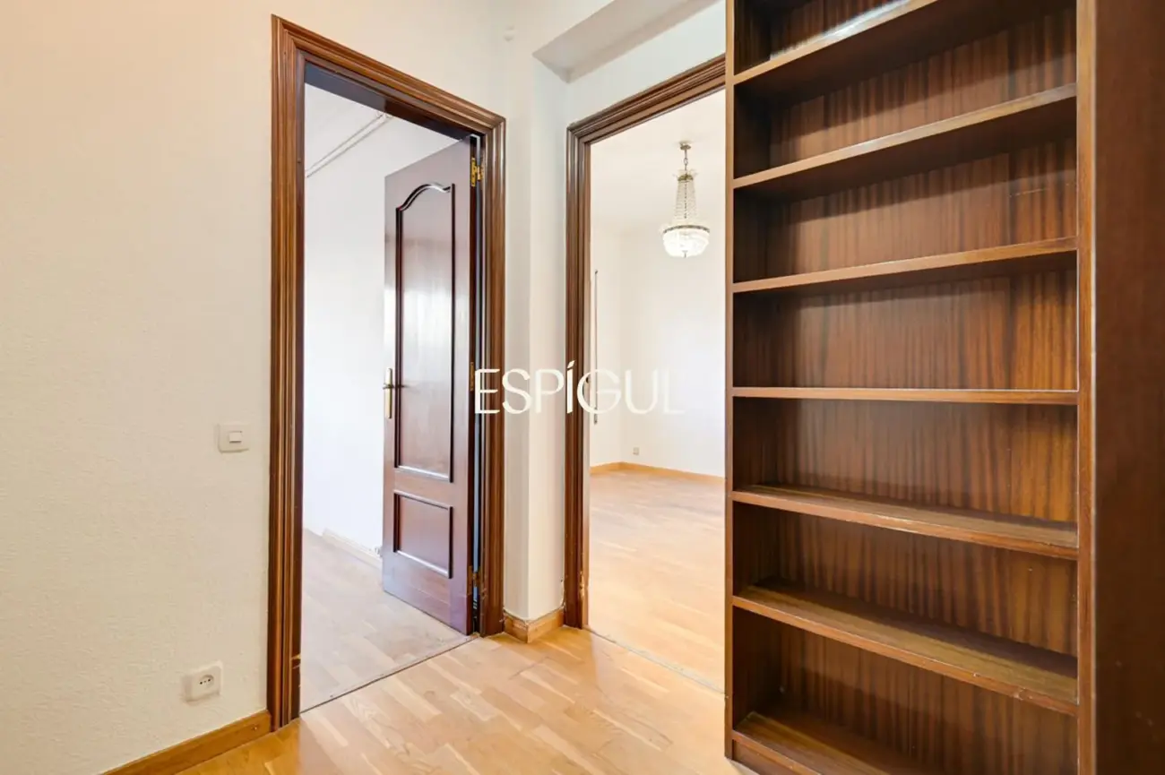 Spacious apartment for renovation for sale in the Sants neighbourhood
