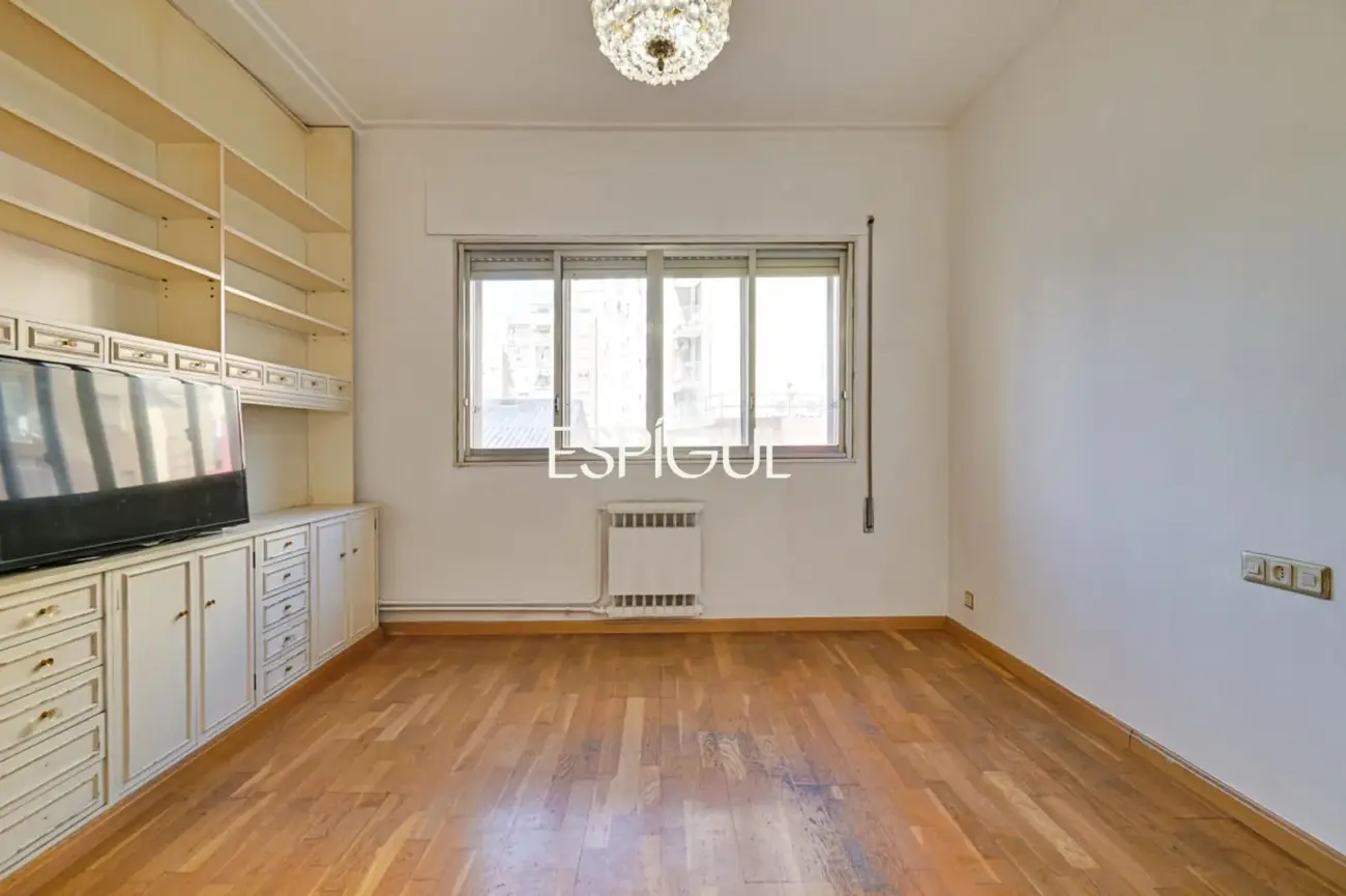 Spacious apartment for renovation for sale in the Sants neighbourhood