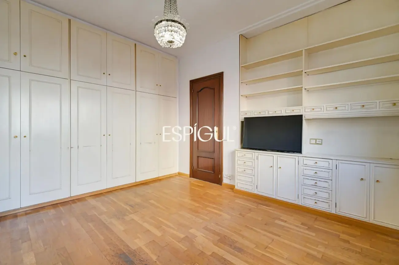 Spacious apartment for renovation for sale in the Sants neighbourhood