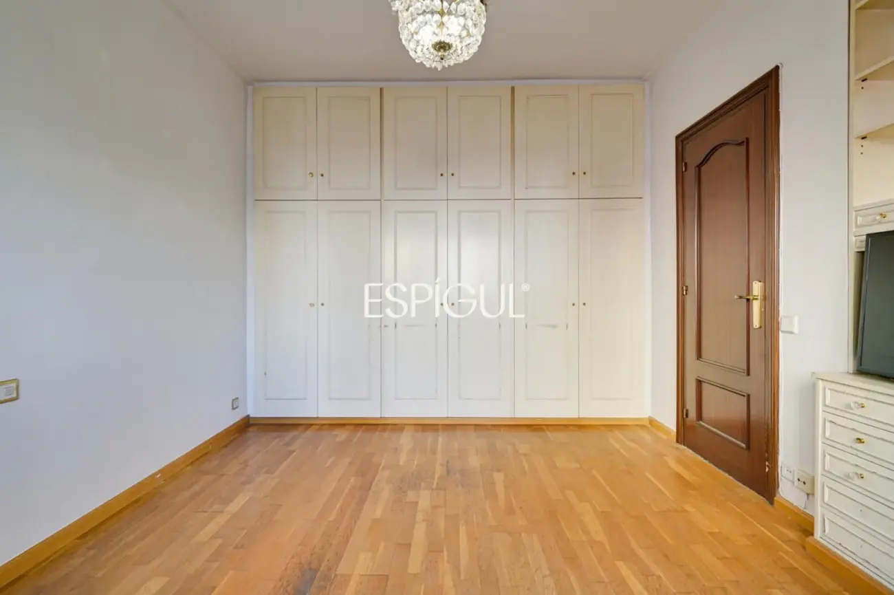 Spacious apartment for renovation for sale in the Sants neighbourhood