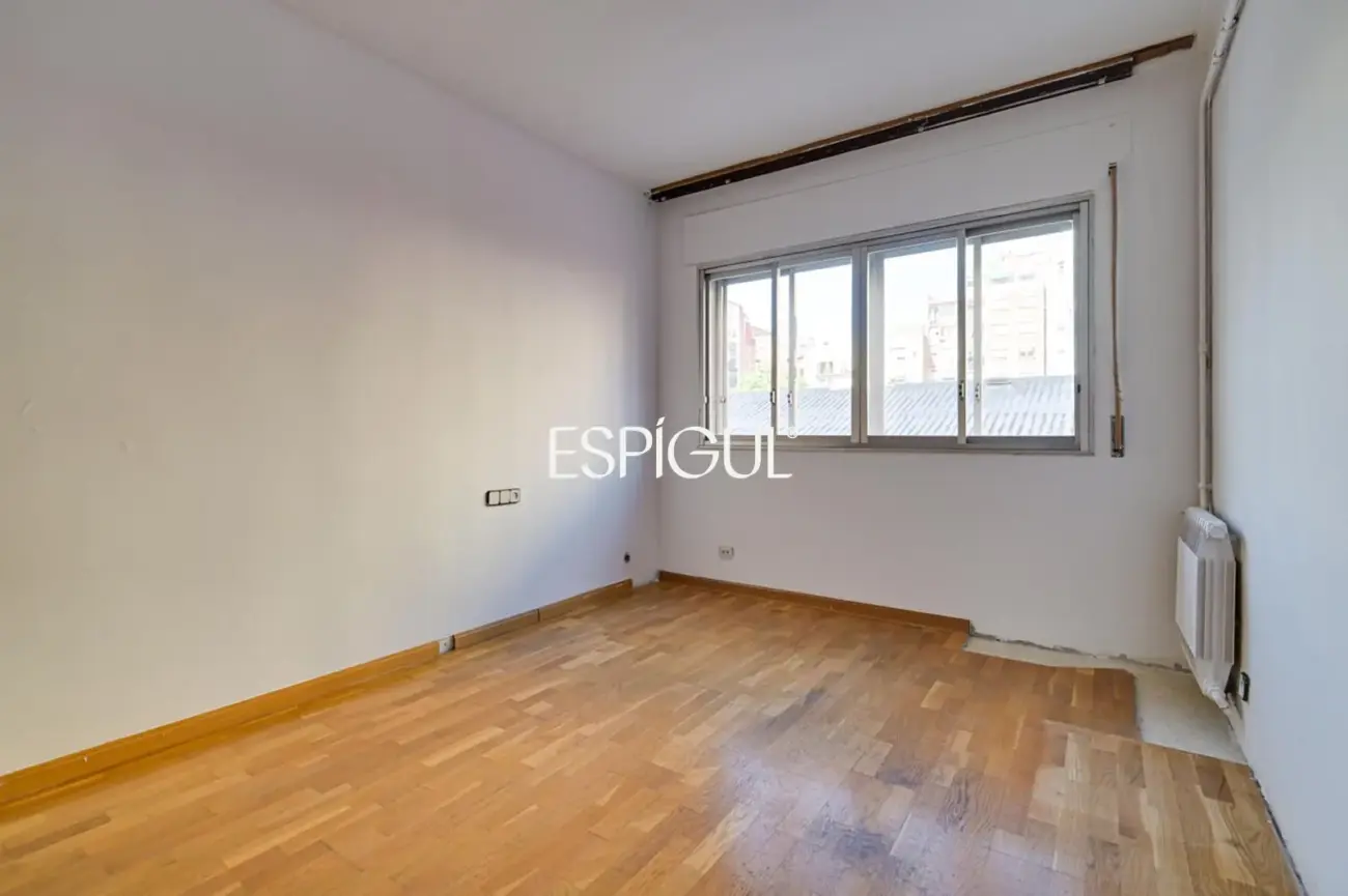 Spacious apartment for renovation for sale in the Sants neighbourhood