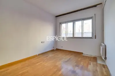 Spacious apartment for renovation for sale in the Sants neighbourhood