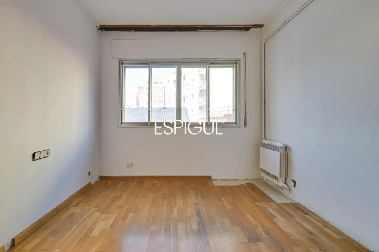 Spacious apartment for renovation for sale in the Sants neighbourhood