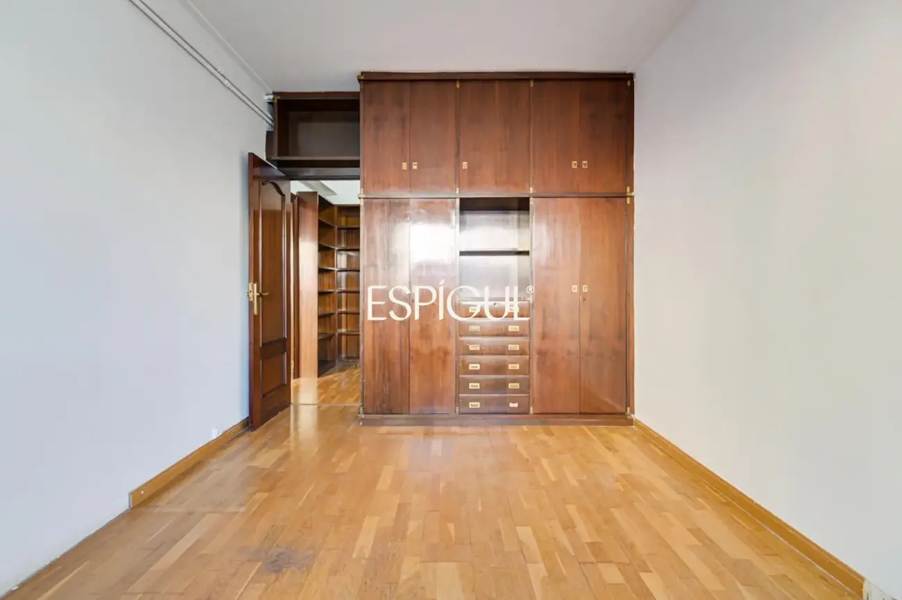 Spacious apartment for renovation for sale in the Sants neighbourhood