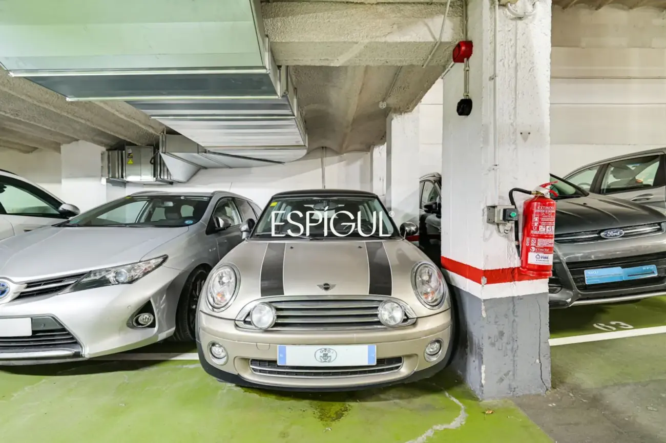 Spacious apartment for renovation for sale in the Sants neighbourhood