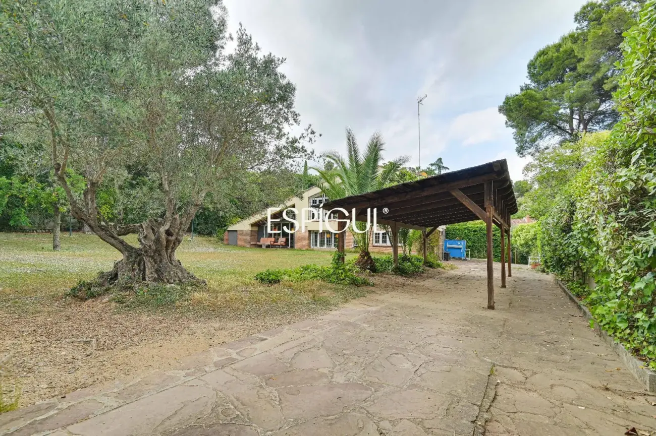 Casa en venta en Bellaterra con gran jardín y mucha privacidad