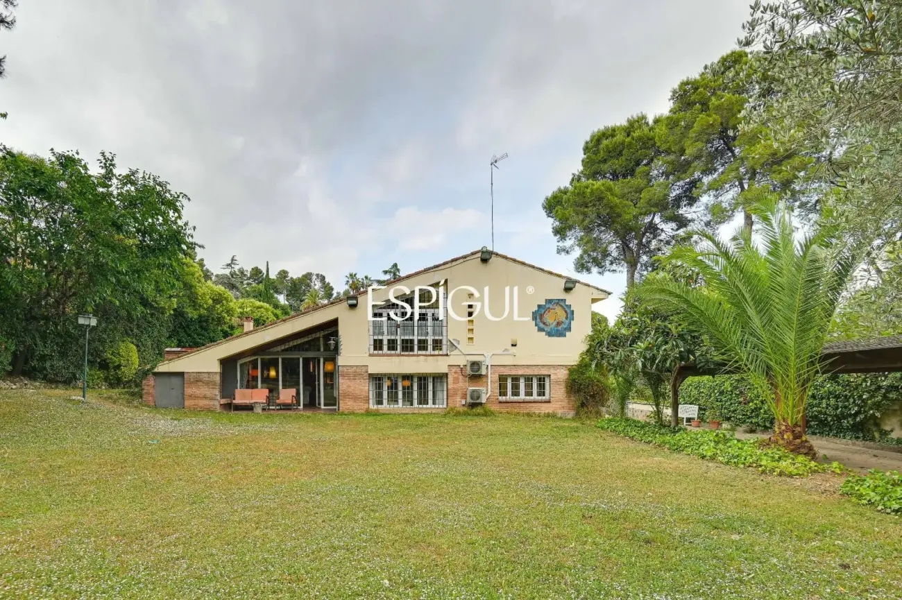Casa en venta en Bellaterra con gran jardín y mucha privacidad