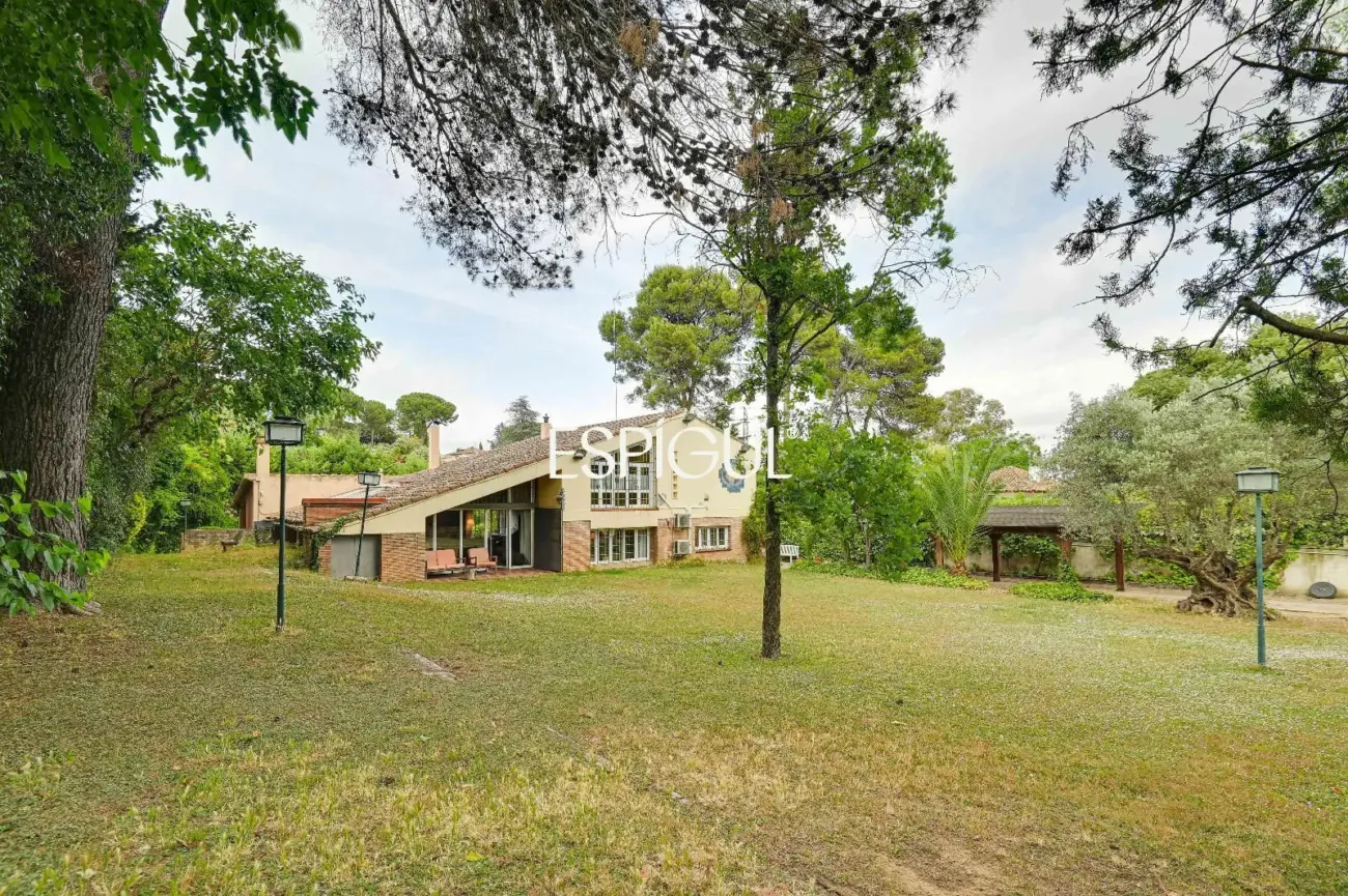 Casa en venta en Bellaterra con gran jardín y mucha privacidad