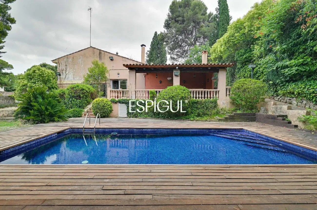 Casa en venta en Bellaterra con gran jardín y mucha privacidad