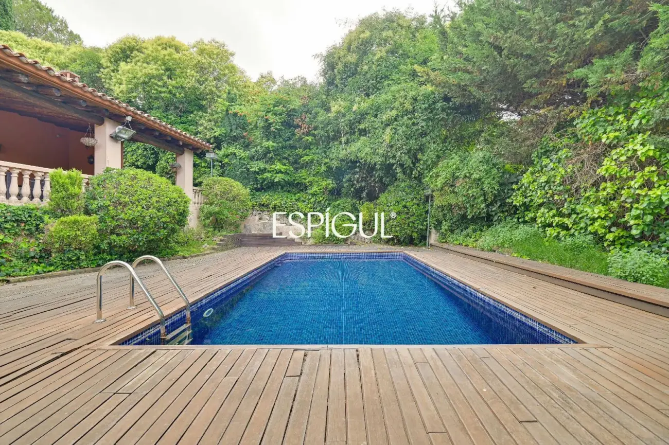 Casa en venta en Bellaterra con gran jardín y mucha privacidad