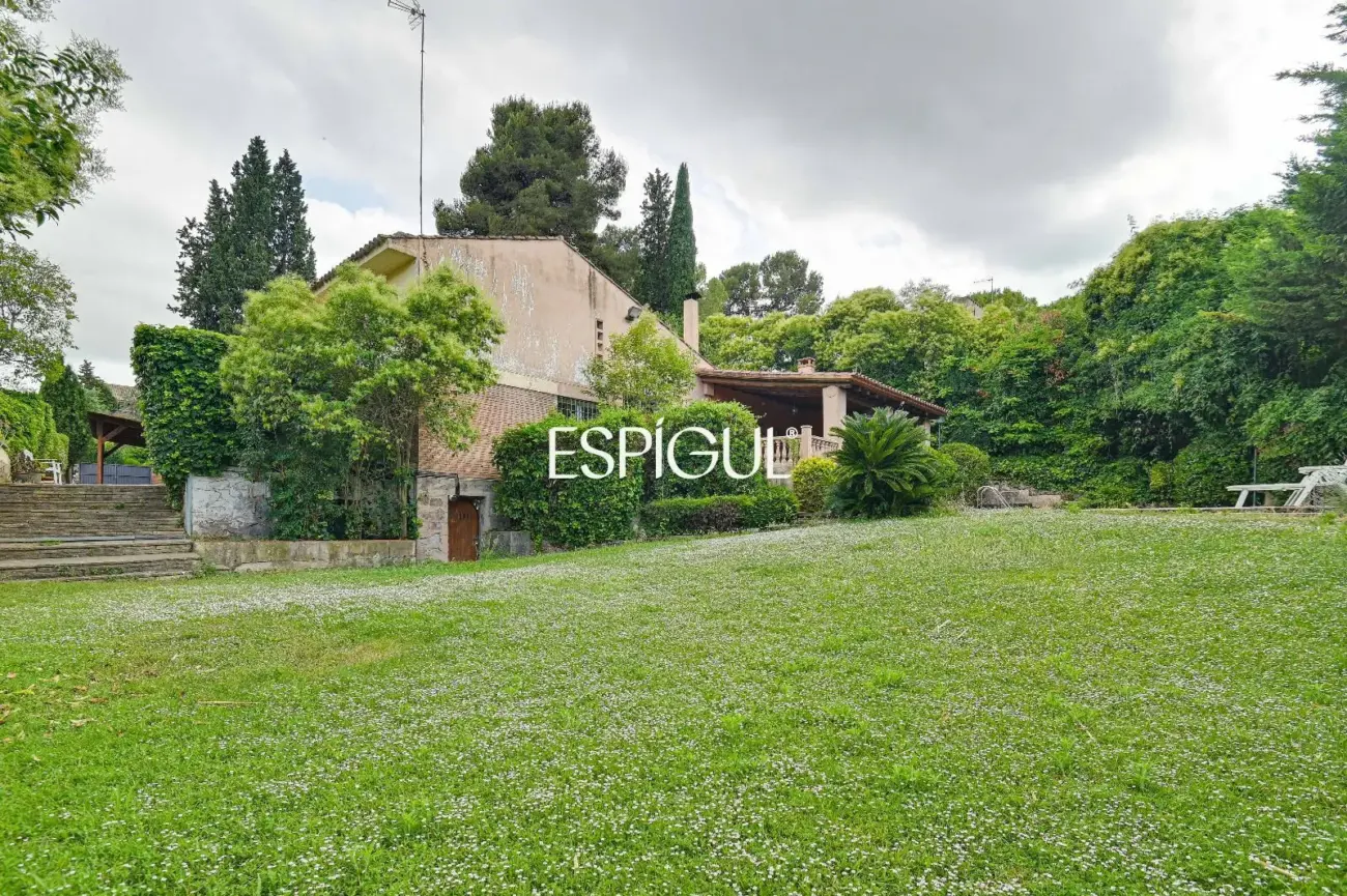 Casa en venta en Bellaterra con gran jardín y mucha privacidad