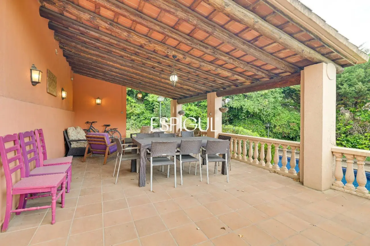 Casa en venta en Bellaterra con gran jardín y mucha privacidad