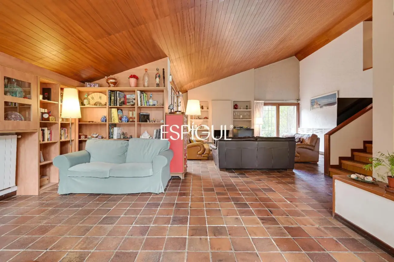 Casa en venta en Bellaterra con gran jardín y mucha privacidad