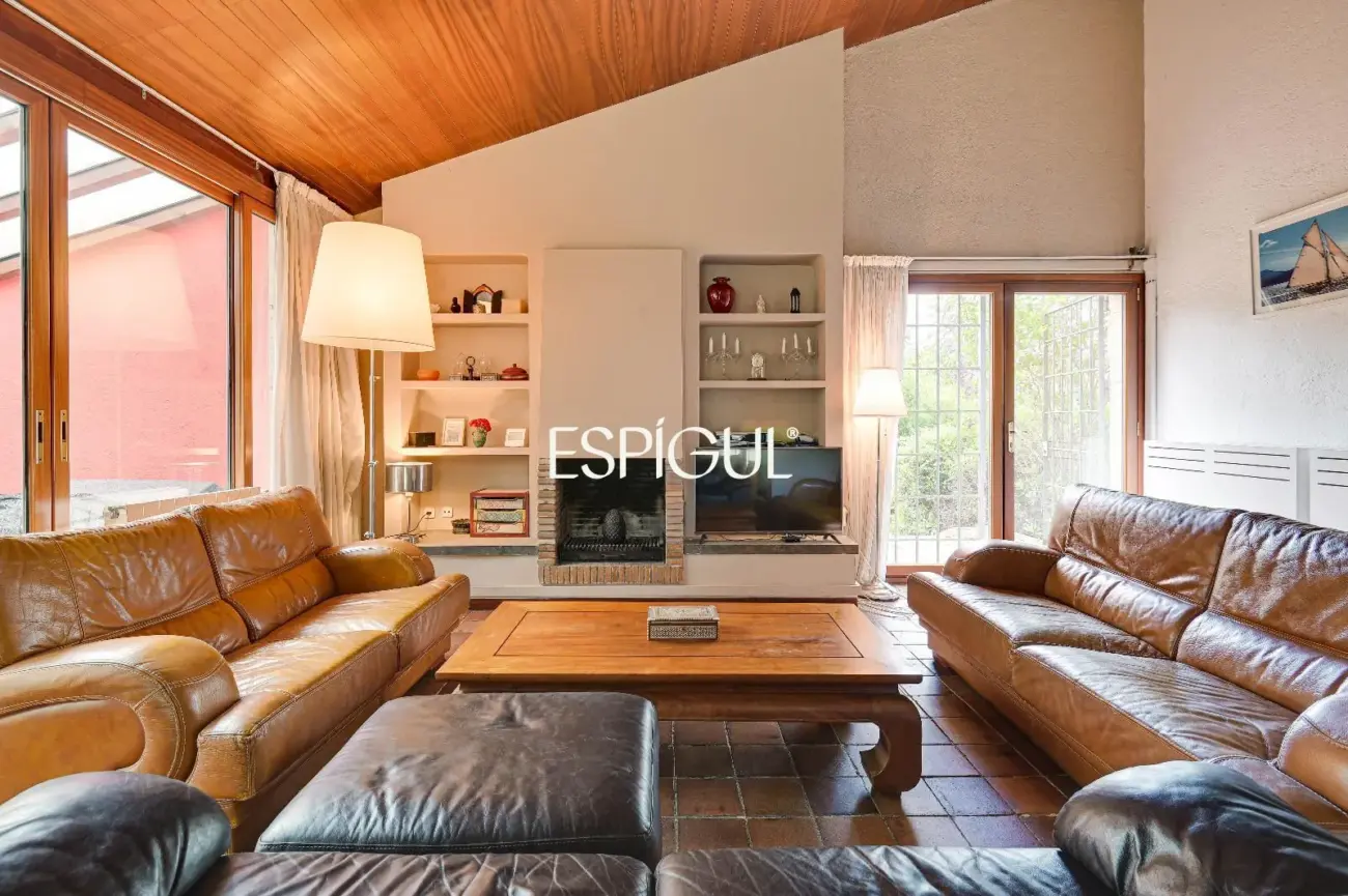 Casa en venta en Bellaterra con gran jardín y mucha privacidad